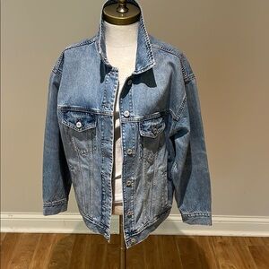 Like NEW! Gap teen oversized light wash  jean jacket size 14-16 (women’s small)